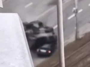 Ngeri! Tank Rusia Sengaja Tabrak-Lindas Mobil Sipil Ukraina saat Ada Penumpangnya