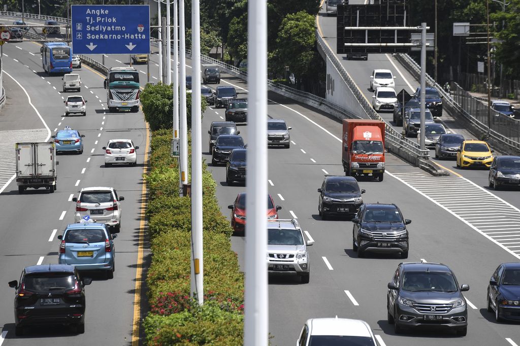 Sejumlah kendaraan melintas di Jalan Tol Dalam Kota, Jakarta, Sabtu (26/2/2022). PT Jasa Marga (Persero) Tbk menaikan tarif ruas Jalan Tol Dalam Kota sebesar Rp500 untuk semua golongan mulai Sabtu (26/2), untuk meningkatkan pelayanan serta sebagai wujud kepastian pengembalian investasi bagi Badan Usaha Jalan Tol (BUJT) sesuai rencana bisnis. ANTARA FOTO/Hafidz Mubarak A/foc.