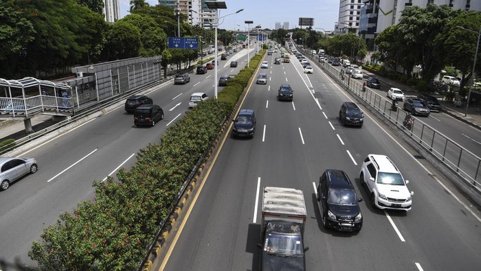 Tarif Tol Dalam Kota Naik, Jadi Berapa? Sejumlah kendaraan melintas di Jalan Tol Dalam Kota, Jakarta, Sabtu (26/2/2022). PT Jasa Marga (Persero) Tbk menaikan tarif ruas Jalan Tol Dalam Kota sebesar Rp500 untuk semua golongan mulai Sabtu (26/2), untuk meningkatkan pelayanan serta sebagai wujud kepastian pengembalian investasi bagi Badan Usaha Jalan Tol (BUJT) sesuai rencana bisnis. ANTARA FOTO/Hafidz Mubarak A/foc.