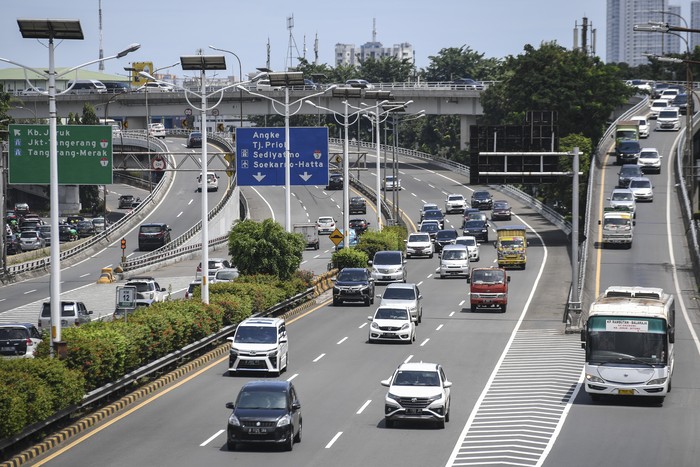 Sejumlah kendaraan melintas di Jalan Tol Dalam Kota, Jakarta, Sabtu (26/2/2022). PT Jasa Marga (Persero) Tbk menaikan tarif ruas Jalan Tol Dalam Kota sebesar Rp500 untuk semua golongan mulai Sabtu (26/2), untuk meningkatkan pelayanan serta sebagai wujud kepastian pengembalian investasi bagi Badan Usaha Jalan Tol (BUJT) sesuai rencana bisnis. ANTARA FOTO/Hafidz Mubarak A/foc.