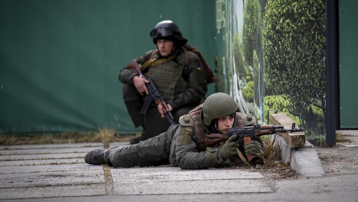 Ukrainian soldiers take positions in downtown Kyiv, Ukraine, Friday, Feb. 25, 2022. Russia pressed its invasion of Ukraine to the outskirts of the capital Friday after unleashing airstrikes on cities and military bases and sending in troops and tanks from three sides in an attack that could rewrite the global post-Cold War security order. (AP Photo/Emilio Morenatti)