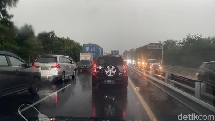 Seorang pengendara, Budi, melaporkan kemacetan di Tol Sidoarjo arah Porong. Tepatnya di KM 757-200.