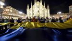 Tumpah Ruah Warga Italia Nyalakan Lilin Untuk Ukraina