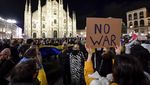Tumpah Ruah Warga Italia Nyalakan Lilin Untuk Ukraina
