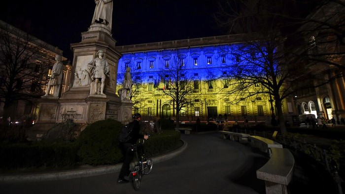 Tumpah Ruah Warga Italia Nyalakan Lilin Simbol Dukungan Ukraina The Palazzo Marino in Milan, Italy, is lit up in the colors of the flag of Ukraine following the Russian attack of Ukraine. Russia is pressing its invasion of Ukraine to the outskirts of the capital after unleashing airstrikes on cities and military bases and sending in troops and tanks from three sides. (Claudio Furlan/LaPresse via AP)
