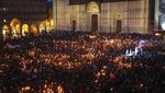 Tumpah Ruah Warga Italia Nyalakan Lilin Untuk Ukraina