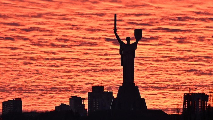 Langit sore di Monumen Tanah Air di Kiev. (Photo by GENYA SAVILOV / AFP)