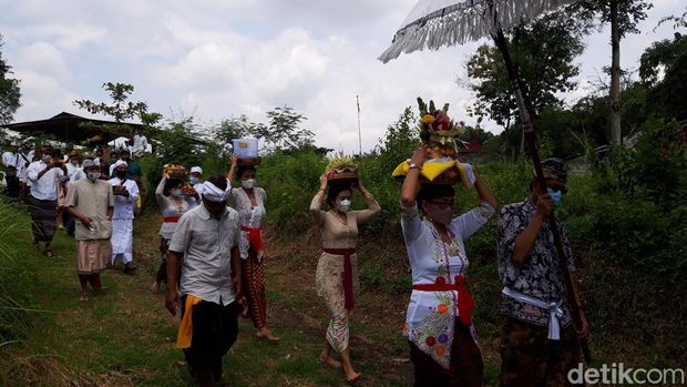 Umat Hindu di Banyudono, Boyolali menggelar ritual mendak tirta di Umbul Siti Inggil.