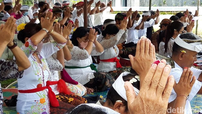 Umat Hindu di Banyudono, Boyolali menggelar ritual mendak tirta di Umbul Siti Inggil.