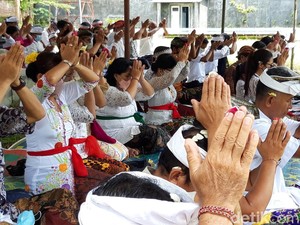 Khidmatnya Ritual Mendak Tirta Jelang Nyepi di Umbul Siti Inggil Boyolali