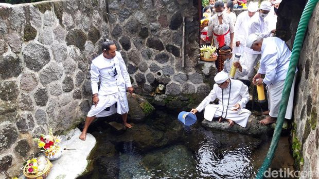 Umat Hindu di Banyudono, Boyolali menggelar ritual mendak tirta di Umbul Siti Inggil.
