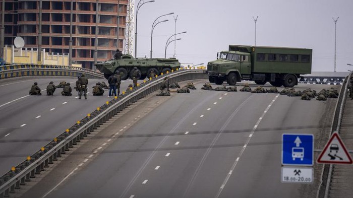 Ukrainian soldiers take position on a bridge inside the city of Kyiv, Ukraine, Friday, Feb. 25, 2022. Russia pressed its invasion of Ukraine to the outskirts of the capital Friday after unleashing airstrikes on cities and military bases and sending in troops and tanks from three sides in an attack that could rewrite the global post-Cold War security order. (AP Photo/Emilio Morenatti)