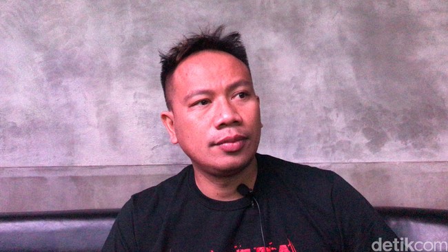 Di balik berbagai kontroversinya, Vicky Prasetyo adalah orang yang pintar mengaji. Ternyata ia adalah lulusan pesantren Syafiiyah, Jatiwaringin selama tiga tahun. Ia bahkan selalu jadi juara umum di sana.Foto: Hanif Hawari