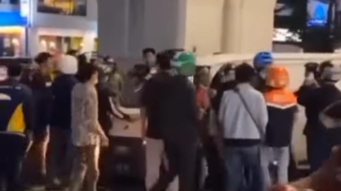 Video tersangka kasus narkoba kabur dengan mobil, kemudian dihentikan dan dan diamuk warga Kelapa Gading, Jakarta Utara viral di media sosial.