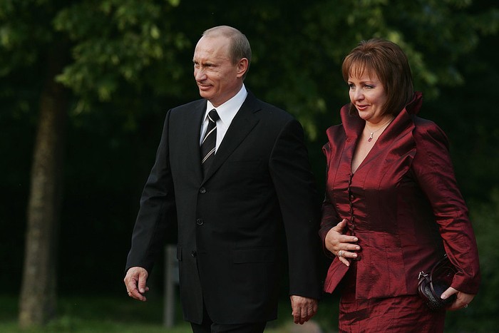 HEILIGENDAMM, GERMANY - JUNE 06:  Russian President Vladimir Putin (L) and his wife Lyudmila Putina arrive at the opening dinner of the G8 summit at Heiligendamm June 6, 2007 at Hohen Luckow, Germany. The summit runs from June 6-8.  (Photo by Sean Gallup/Getty Images)