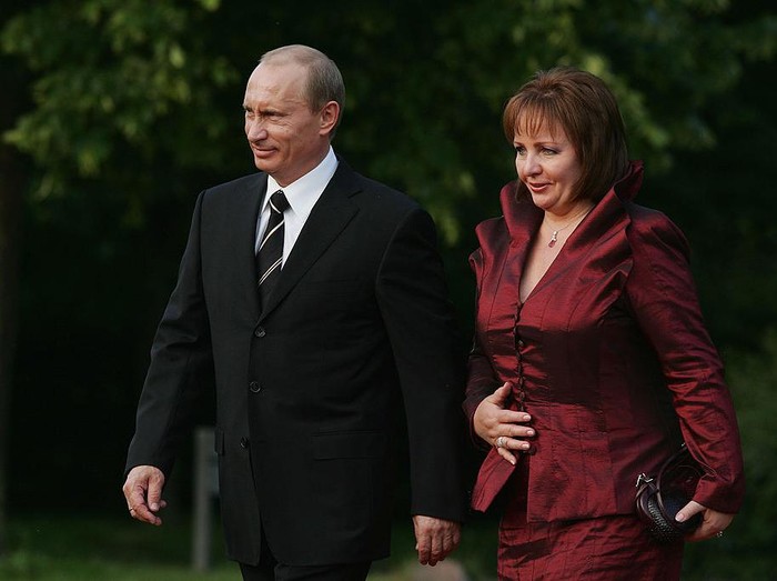 HEILIGENDAMM, GERMANY - JUNE 06:  Russian President Vladimir Putin (L) and his wife Lyudmila Putina arrive at the opening dinner of the G8 summit at Heiligendamm June 6, 2007 at Hohen Luckow, Germany. The summit runs from June 6-8.  (Photo by Sean Gallup/Getty Images)