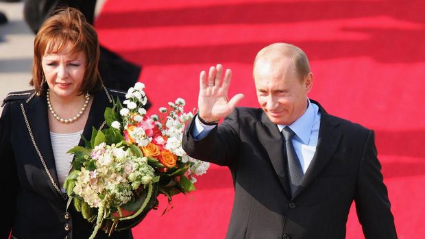 HEILIGENDAMM, GERMANY - JUNE 06:  Russian President Vladimir Putin (L) and his wife Lyudmila Putina arrive at the opening dinner of the G8 summit at Heiligendamm June 6, 2007 at Hohen Luckow, Germany. The summit runs from June 6-8.  (Photo by Sean Gallup/Getty Images)