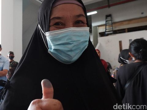 Warga antre demi dapat minyak goreng murah