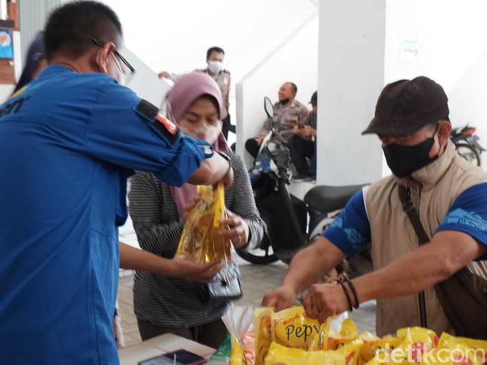 Warga antre demi dapat minyak goreng murah