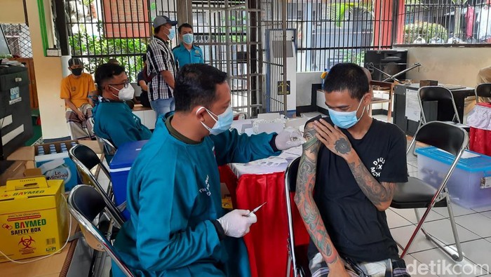 Warga binaan pemasyarakatan (WBP) Lapas Kelas II B Majalengka divaksinasi COVID-19