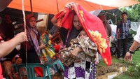 Selain korban meninggal dan luka, gempa juga mengakibatkan ribuan orang harus mengungsi. Mereka menggelar tikar mulai di halaman hingga lokasi yang dijadikan posko.  