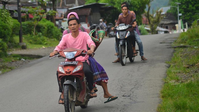 WARGA MENGUNGSI PASCAGEMPA DI PASAMAN BARAT Warga menaiki bus untuk mengungsi ke tempat yang lebih aman pascagempa di Nagari Aua Kuning, Kabupaten Pasaman Barat, Sumatera Barat, Jumat (25/2/2022). Pascagempa berkekuatan magnitudo 6,2 sebagian warga memilih mengungsi dan menjauh dari episentrum gempa karena masih terjadi gempa susulan yang menyebabkan longsor. ANTARA FOTO/Iggoy el Fitra/aww.