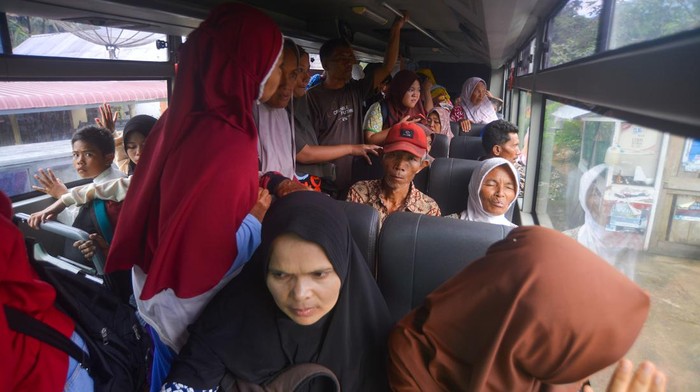 WARGA MENGUNGSI PASCAGEMPA DI PASAMAN BARAT Warga menaiki bus untuk mengungsi ke tempat yang lebih aman pascagempa di Nagari Aua Kuning, Kabupaten Pasaman Barat, Sumatera Barat, Jumat (25/2/2022). Pascagempa berkekuatan magnitudo 6,2 sebagian warga memilih mengungsi dan menjauh dari episentrum gempa karena masih terjadi gempa susulan yang menyebabkan longsor. ANTARA FOTO/Iggoy el Fitra/aww.
