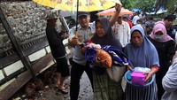 Sebagian besar warga yang mengungsi mengaku hanya punya pakaian di badan karena semuanya tertimbun bersama rumah yang ambruk.