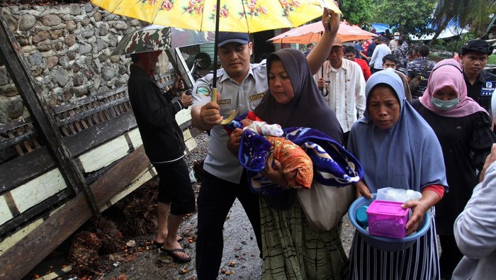 Warga menaiki bus untuk mengungsi ke tempat yang lebih aman pascagempa di Nagari Aua Kuning, Kabupaten Pasaman Barat, Sumatera Barat, Jumat (25/2/2022). Pascagempa berkekuatan magnitudo 6,2 sebagian warga memilih mengungsi dan menjauh dari episentrum gempa karena masih terjadi gempa susulan yang menyebabkan longsor. ANTARA FOTO/Iggoy el Fitra/aww.