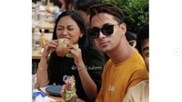 Kebersamaan keduanya saat di New York juga terlihat di unggahan Instagram rekan-rekan mereka. Saat sarapan, keduanya duduk berdampingan dan mencicipi berbagai makanan enak.