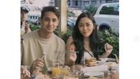Masih di New York, mereka juga sempat mampir ke Buvette bersama Arief Muhammad. Memesan orange juice, cake, dan aneka pastry, momen santap mereka begitu hangat.