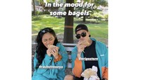 Ke New York rasanya tak lengkap kalau tidak ngemil bagel. Salim dan Rachel pun memilih untuk makan bagel di taman.