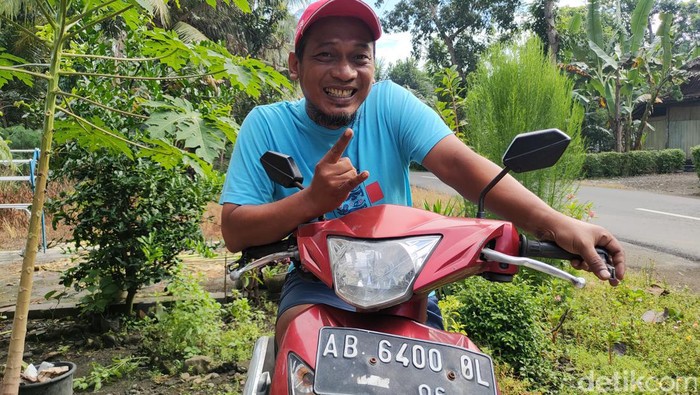 Ahmadi saat berfoto bersama sepeda motor berpelat nomor AB 6400 OL atau AB GAOL, Minggu (27/2/2022).