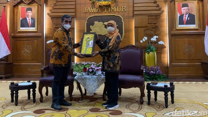 ahmadmuzani memberi keris ke khofifah