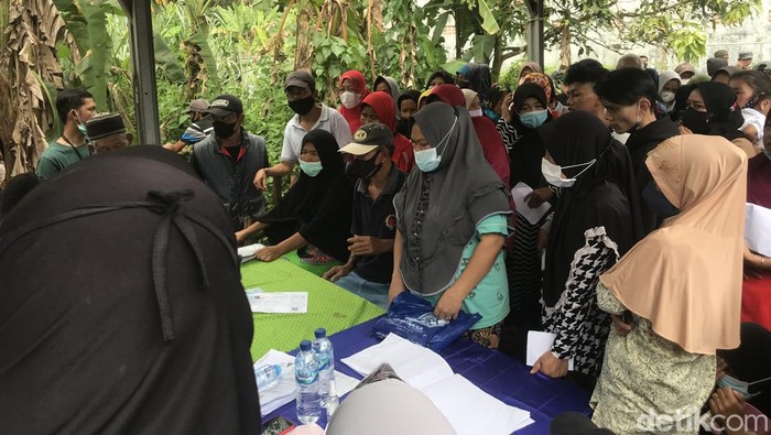 Antrean warga saat pencairan BPNT di Sukabumi.