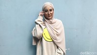 Namun kehebohan soal bunuh diri itu kemudian dicurigai palsu oleh kakak angkatnya, Adhe. (Foto: Hanif/detikcom) Jika Anda memiliki pemikiran bunuh diri, jangan ragu untuk segera hubungi psikolog dan psikiater terdekat. Kunjungi laman www.intothelightid.org/cari sebagai laman yang didedikasikan untuk mencari layanan kesehatan mental terdekat. Laman pertolongan pertama bagi orang dengan pemikiran bunuh diri juga dapat dibaca di www.intothelightid.org/tolong. 