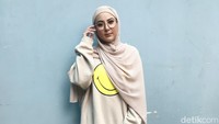 Yang semakin meyakinkan Ayu Aulia untuk berhijab adalah nazarnya untuk sembuh dari COVID-19 sepulang dari Amerika Serikat. (Foto: Hanif/detikcom) 
