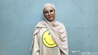 Ayu Aulia memutuskan untuk menutup aurat usai liburan ke Turki. (Foto: Hanif/detikcom) 