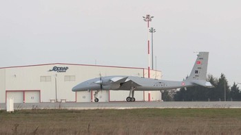 Panjang drone ini 6,5 meter dan bentang sayapnya mencapai 12 meter. Foto: Bayraktar