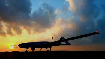 Terbang perdana pada tahun 2014, Bayraktar TB2 semakin mumpuni kemampuannya. Ia dapat membawa persenjataan sampai 150 kilogram dan melancarkan serangan terhadap tank ataupun bunker lawan. Foto: Bayraktar