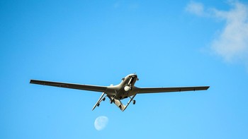 Bayraktar TB2 berhasil menyelesaikan 420 ribu jam penerbangan dan pembelian telah disepakati dengan 16 negara, demikian klaim Haluk Bayraktar selaku CEO perusahaan Baykar selaku pembuatnya baru-baru ini. Foto: Bayraktar