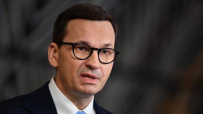 Polands Prime Minister Mateusz Morawiecki speaks to press as he arrives for an emergency European Union (EU) summit at The European Council Building in Brussels on February 24, 2022, on the situation in Ukraine after Russia launched an invasion. (Photo by JOHN THYS / POOL / AFP)