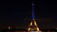 Menara Eiffel di Paris, Prancis menyalakan cahaya biru dan kuning yang merupakan warna bendera Ukraina saat mendukung rakyat Ukraina setelah serangan Rusia. REUTERS/BENOIT TESSIER