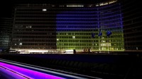 Gedung Komisi Eropa diterangi dengan warna bendera Ukraina, di Brussel, Belgia. REUTERS/JOHANNA GERON