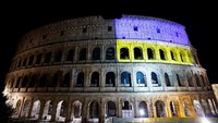 Colosseum kuno Roma di Italia diterangi dengan warna bendera Ukraina. REUTERS/GUGLIELMO MANGIAPANE