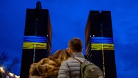 Balai Kota Oslo terlihat diterangi dengan warna bendera Ukraina setelah Rusia melancarkan operasi militer terhadap Ukraina, di Oslo, Norwegia. via REUTERS/NTB