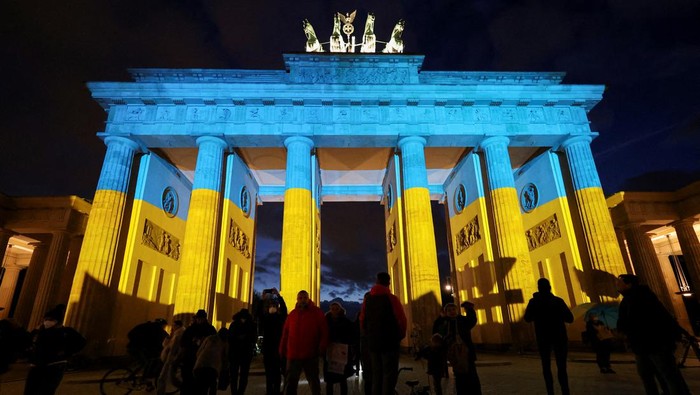 Brandenburg Gate is seen lit up in the colours of Ukrainian flag during an anti-war protest, after Russian President Vladimir Putin authorized a military operation in eastern Ukraine, in Berlin, Germany February 24, 2022. REUTERS/Christian Mang