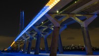 Jembatan Samuel de Champlain menyalakan cahaya warna kuning dan biru untuk menunjukkan dukungan Kanada kepada rakyat Ukraina di Montreal, Kanada. REUTERS/CHRISTINNE MUSCHI