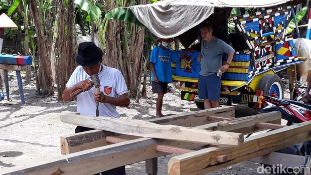 Bengkel gerobak sapi di Pedukuhan Karangasem, Kalurahan Gilangharjo, Kapanewon Pandak, Bantul.