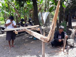 Menengok Pembuatan Singgasana Para Bajingan di Bantul